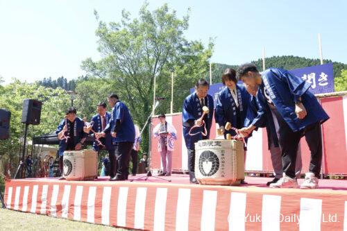 関係者の鏡開きで幕を開けた佐藤焼酎製造場の「第４回春の蔵開き」